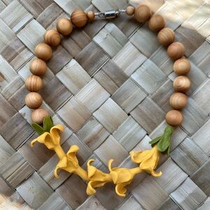 Burnt yellow puakenikeni, pakalana single car lei